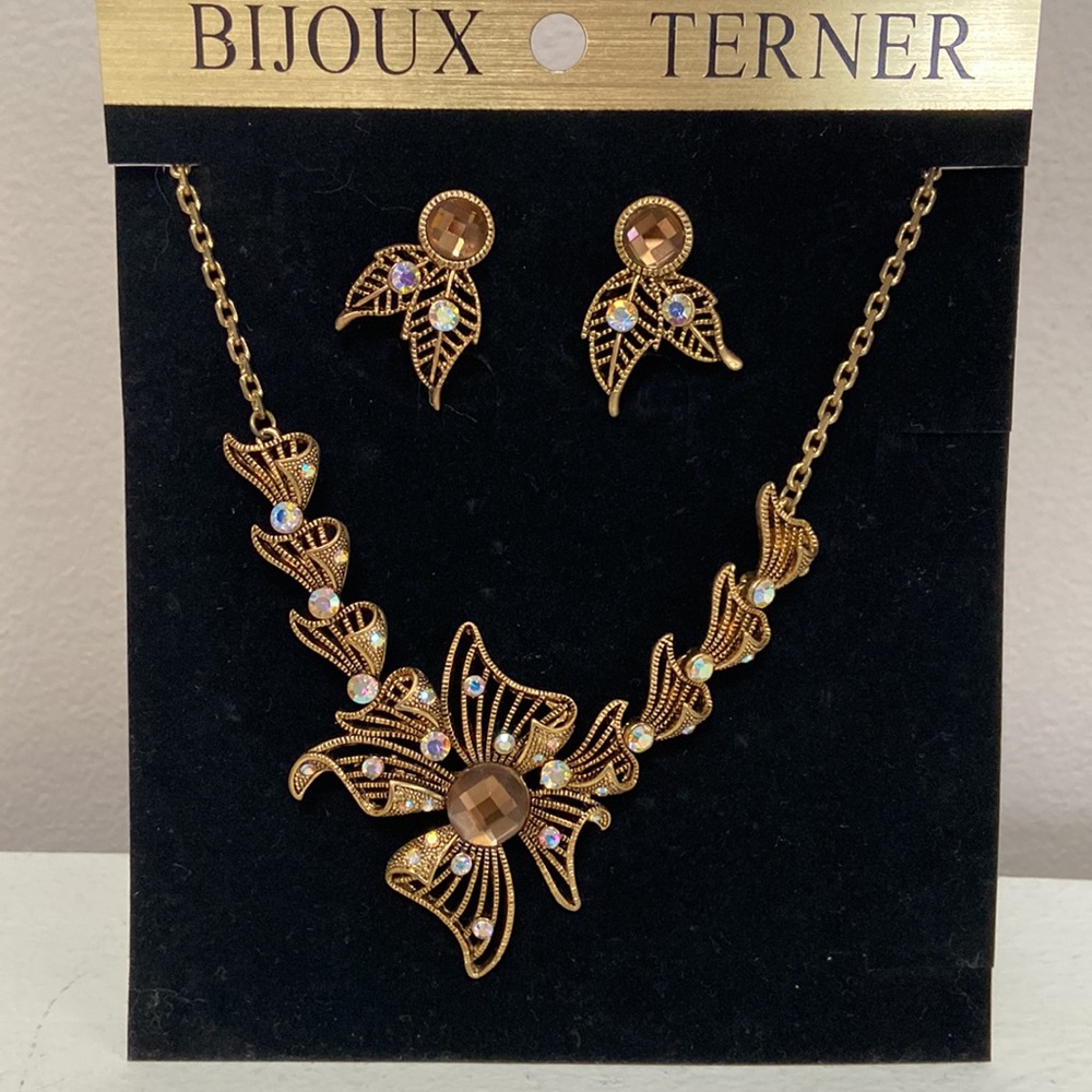 NWOT Vintage Necklace & Earrings Set